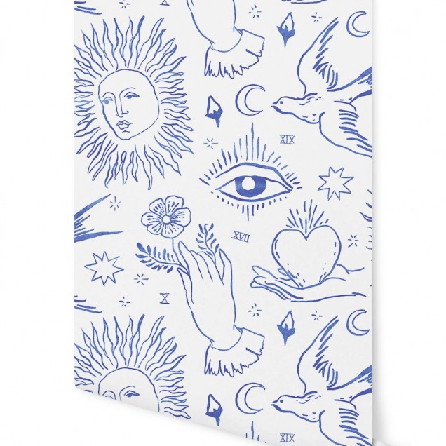 Tapet cu design vintage modern, cu elemente din natura in tonuri de albastru delicate pe un fond crem.