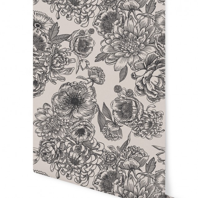 Tapet floral negru cu flori vintage imprimate pe un fundal alb,  pe peretele unui dormitor.