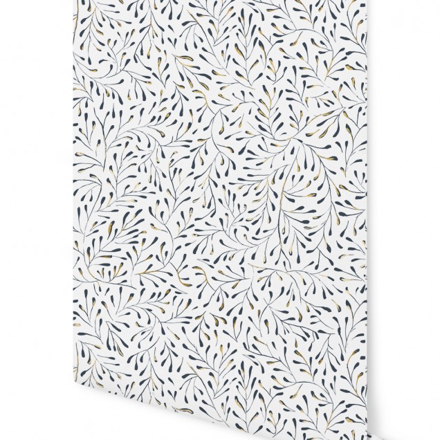 Tapet Spring, Blanc Doré, 5.3mp / rola cu model de frunze fine in albastru si auriu pe un fond alb, aplicat pe un perete dintr-un dormitor modern.