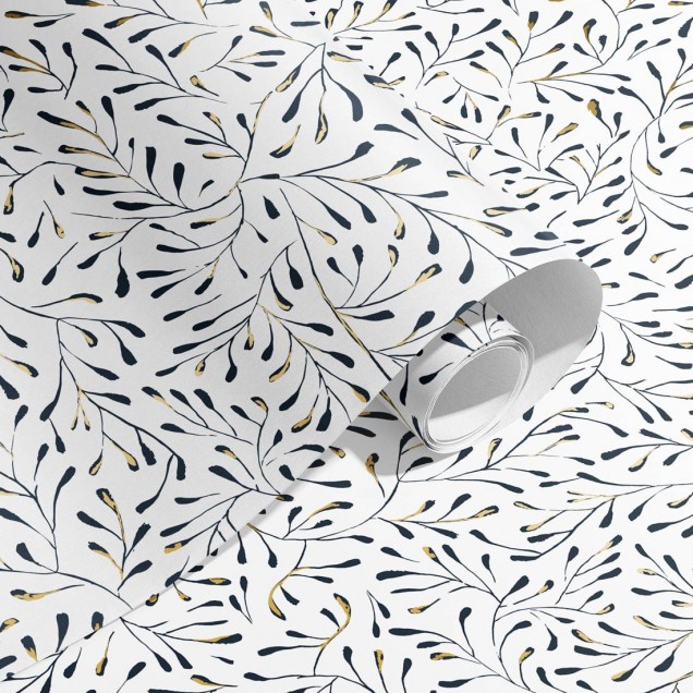 Tapet Spring, Blanc Doré, 5.3mp / rola cu model de frunze fine in albastru si auriu pe un fond alb, aplicat pe un perete dintr-un dormitor modern.