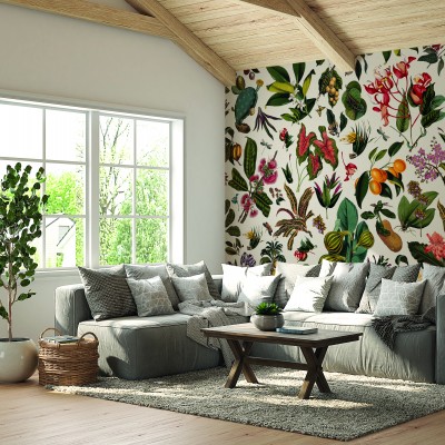 Tapet floral cu un design inspirat din grădinile de altădată, cu frunze, flori și insecte, pe un fond crem cu textură de hârtie de pergament.