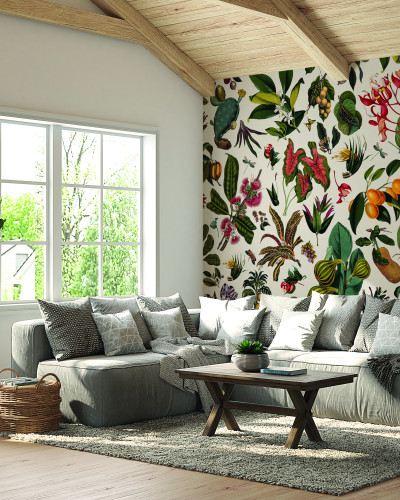 Tapet floral cu un design inspirat din grădinile de altădată, cu frunze, flori și insecte, pe un fond crem cu textură de hârtie de pergament.