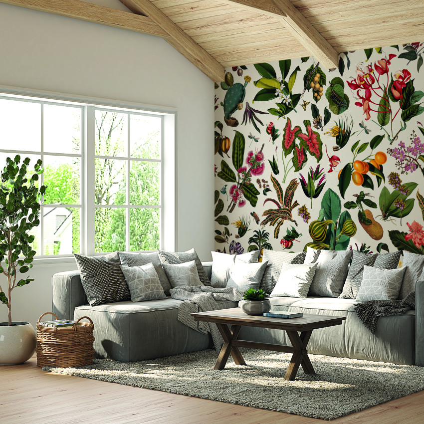 Tapet floral cu un design inspirat din grădinile de altădată, cu frunze, flori și insecte, pe un fond crem cu textură de hârtie de pergament.