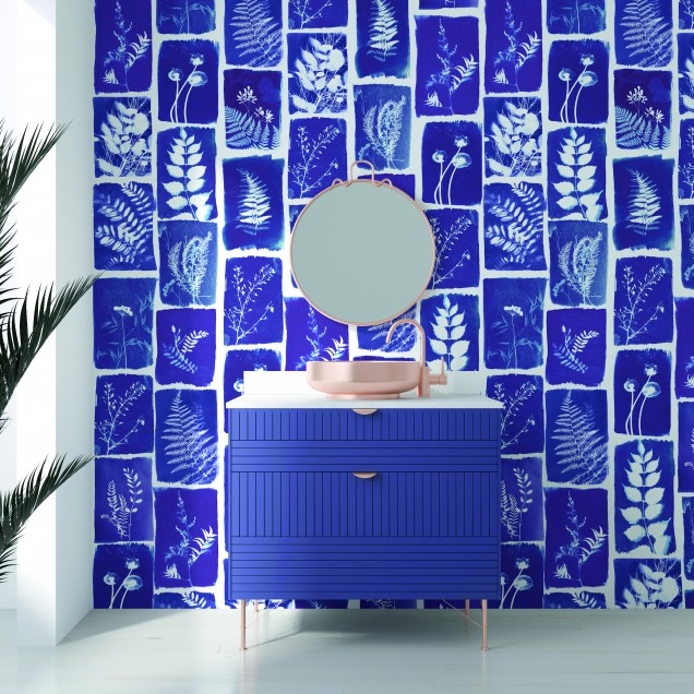 Tapet cu design botanic modern, în nuanțe de albastru.