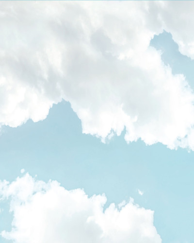 Tapet Ciel Summer Blue - design minimalist cu nuanțe de albastru pal și nori albi
