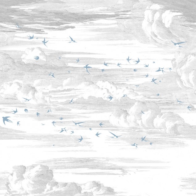 Tapet Envolée, Bleu Perle - Fond Grisaille, cu un design minimalist de păsări ce zboară pe un fundal gri deschis.
