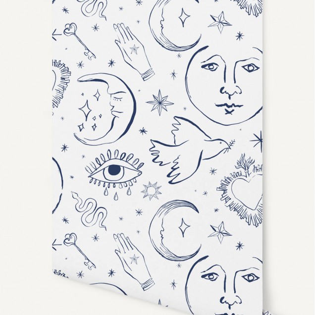 Tapet cu model Mystic Lazuli, in nuante de albastru marin si alb, cu elemente delicate precum luna, stele, ochi si inimi.