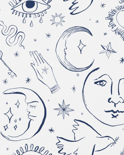 Tapet cu model Mystic Lazuli, in nuante de albastru marin si alb, cu elemente delicate precum luna, stele, ochi si inimi.