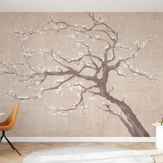 Tapet Sakura Spring IV cu un copac de sakura cu flori albe delicate pe un fundal texturat bej, instalat pe un perete din sufragerie