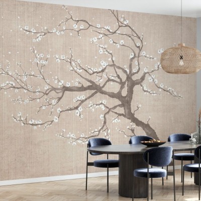 Tapet Sakura Spring IV cu un copac de sakura cu flori albe delicate pe un fundal texturat bej, instalat pe un perete din sufragerie