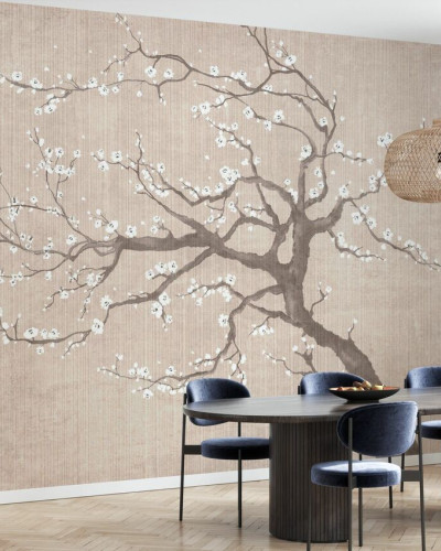 Tapet Sakura Spring IV cu un copac de sakura cu flori albe delicate pe un fundal texturat bej, instalat pe un perete din sufragerie