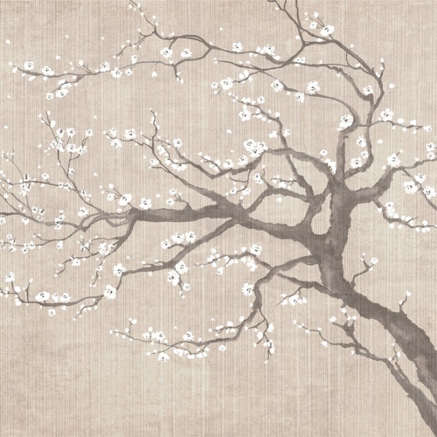 Tapet Sakura Spring IV cu un copac de sakura cu flori albe delicate pe un fundal texturat bej, instalat pe un perete din sufragerie