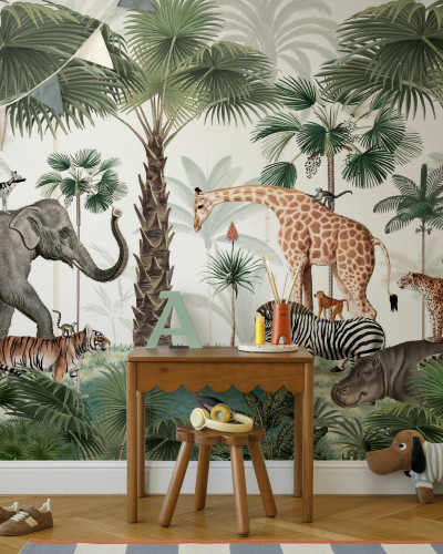 Fototapet cu o scenă din savana africană, prezentând o varietate de animale sălbatice precum elefanți, girafe, tigri, zebre, hipopotami, leoparzi și păsări tropicale, într-un peisaj luxuriant cu palmieri și vegetație densă.