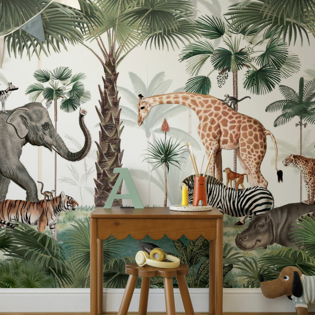 Fototapet cu o scenă din savana africană, prezentând o varietate de animale sălbatice precum elefanți, girafe, tigri, zebre, hipopotami, leoparzi și păsări tropicale, într-un peisaj luxuriant cu palmieri și vegetație densă.