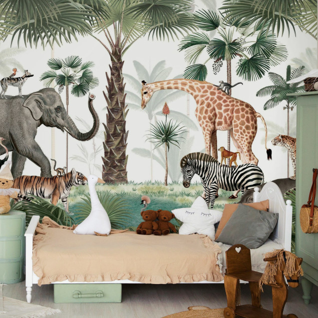 Fototapet cu o scenă din savana africană, prezentând o varietate de animale sălbatice precum elefanți, girafe, tigri, zebre, hipopotami, leoparzi și păsări tropicale, într-un peisaj luxuriant cu palmieri și vegetație densă.