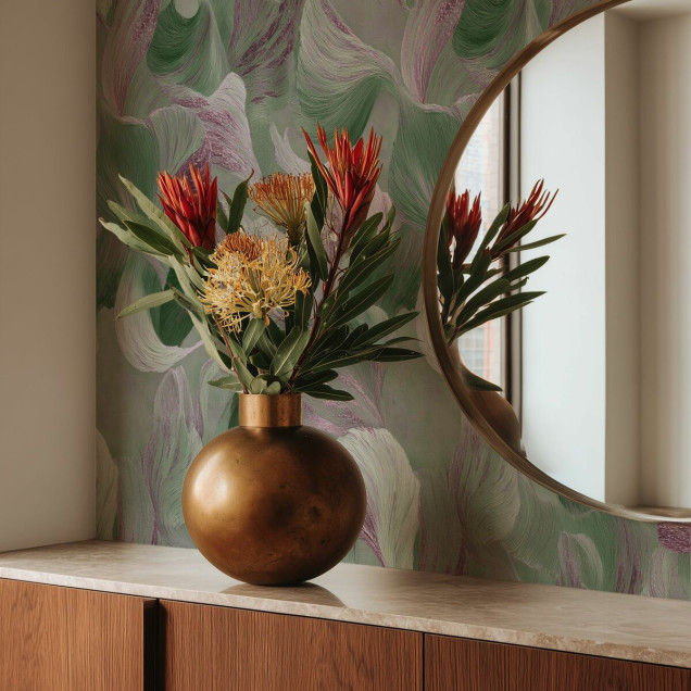 Tapet cu design organic în nuanțe de verde pădure, roz și lavandă, reprezentând forme abstracte și fluide, într-un living modern.