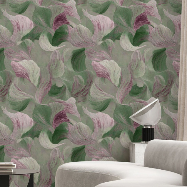 Tapet cu design organic în nuanțe de verde pădure, roz și lavandă, reprezentând forme abstracte și fluide, într-un living modern.