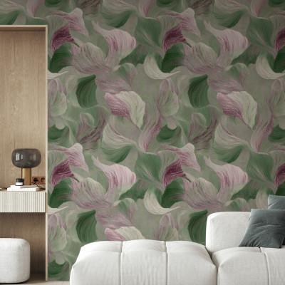 Tapet cu design organic în nuanțe de verde pădure, roz și lavandă, reprezentând forme abstracte și fluide, într-un living modern.