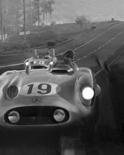 Le Mans Racing BW tapet cu design retro in alb si negru, cu un automobil clasic de curse Le Mans, care traversează un drum rural.