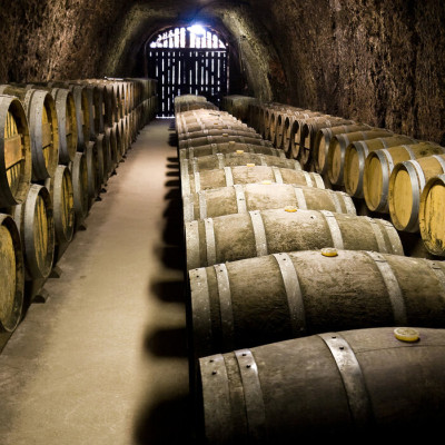 Tapet cu imaginea unui depozit de butoaie de vin
