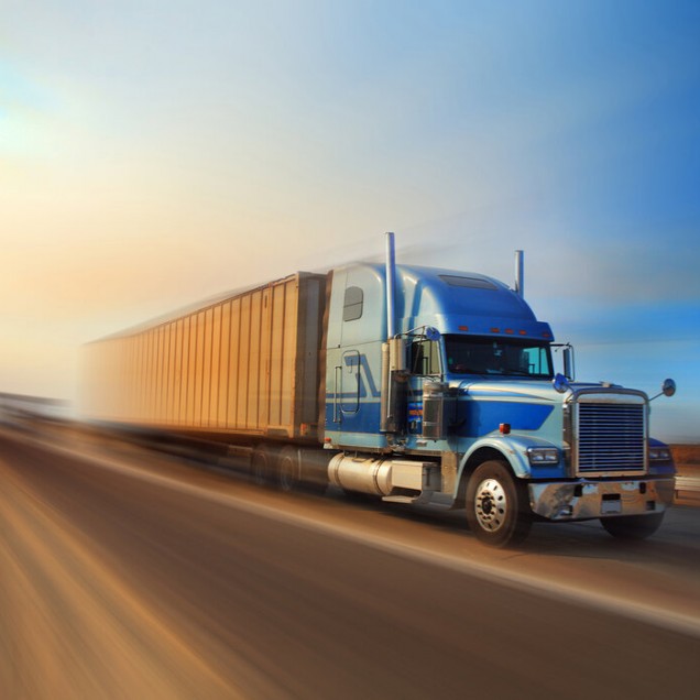 Tapet foto Speeding Truck - Un camion pe un drum cu o viteză blurată