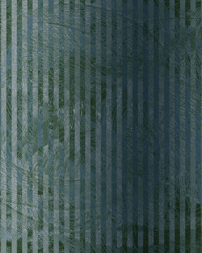 Tapet Specular Reflection, Green Grey, cu dungi verticale fine, in nuante de verde si gri, aplicat intr-o sufragerie moderna