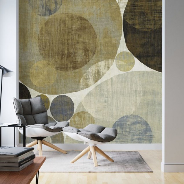 Wallpaper abstract cu cercuri suprapuse, in nuante de verde si albastru, montat pe un perete din living