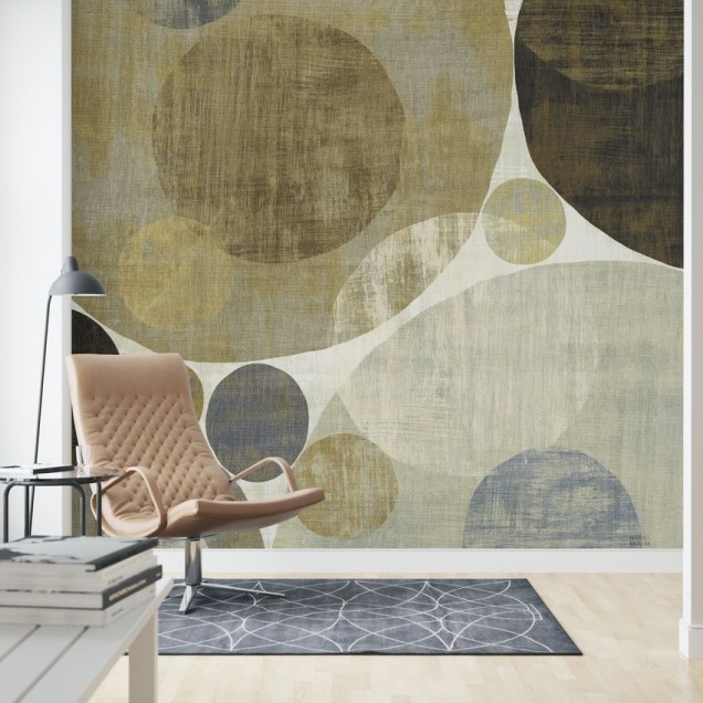 Wallpaper abstract cu cercuri suprapuse, in nuante de verde si albastru, montat pe un perete din living