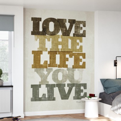 Fototapet Live and Love II cu mesaj inspirational in culori calde, aplicat intr-un dormitor modern