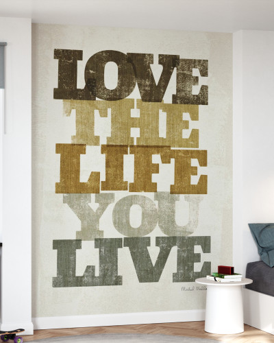 Fototapet Live and Love II cu mesaj inspirational in culori calde, aplicat intr-un dormitor modern