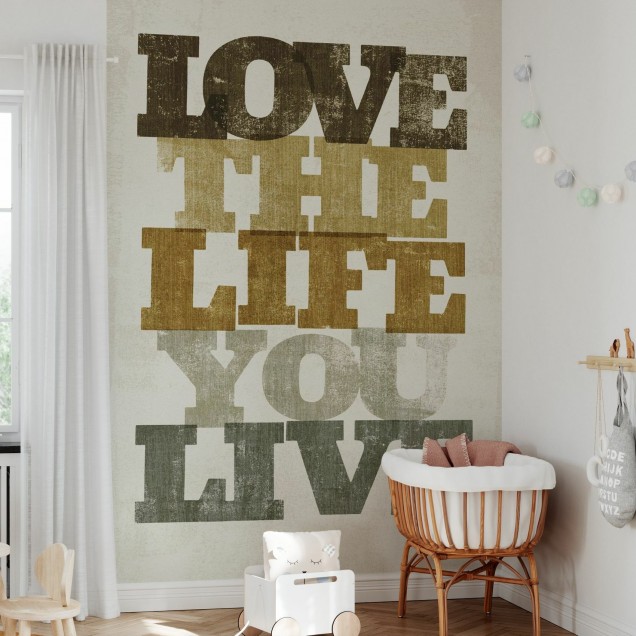 Fototapet Live and Love II cu mesaj inspirational in culori calde, aplicat intr-un dormitor modern