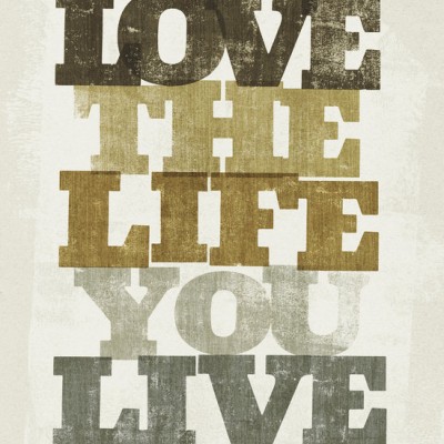 Fototapet Live and Love II cu mesaj inspirational in culori calde, aplicat intr-un dormitor modern