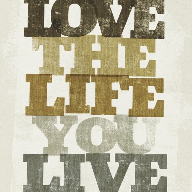 Fototapet Live and Love II cu mesaj inspirational in culori calde, aplicat intr-un dormitor modern