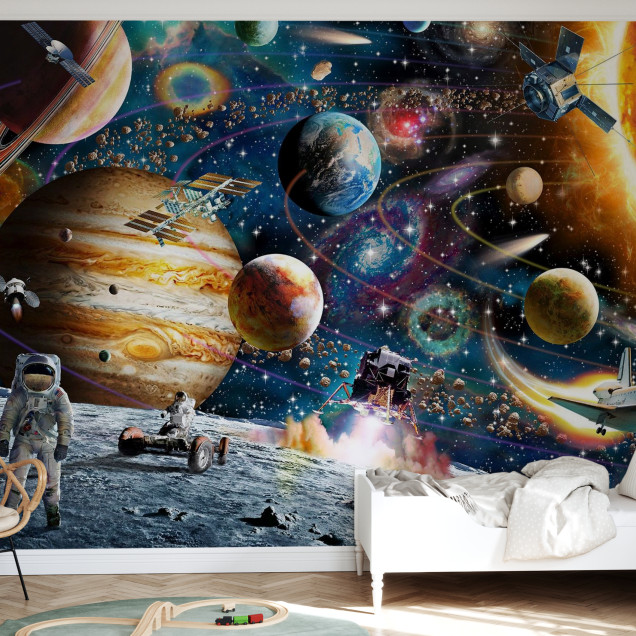 Tapet Space Odyssey: Imaginea prezintă o stație spațială, o navă spațială care decolează, asteroizi, stele, nebuloase și planete.
