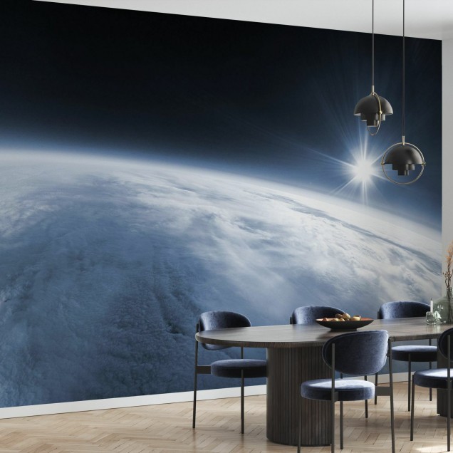 Tapet foto cu imagine din spațiu, Pământul văzut din exterior cu soarele strălucind în fundal, decor modern pentru living.