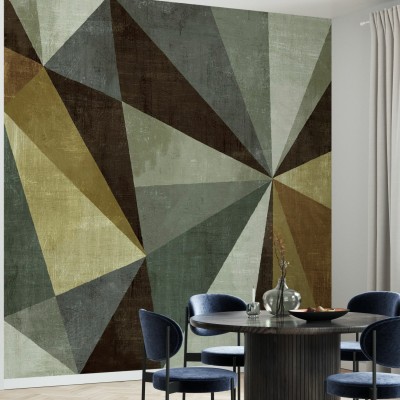 Tapet geometric modern cu triunghiuri în nuanțe de gri, verde și auriu, aplicat pe un perete într-o cameră de luat masa.