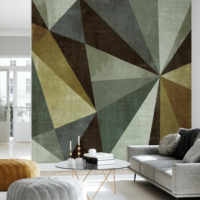 Tapet geometric modern cu triunghiuri în nuanțe de gri, verde și auriu, aplicat pe un perete într-o cameră de luat masa.