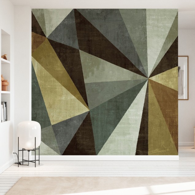 Tapet geometric modern cu triunghiuri în nuanțe de gri, verde și auriu, aplicat pe un perete într-o cameră de luat masa.