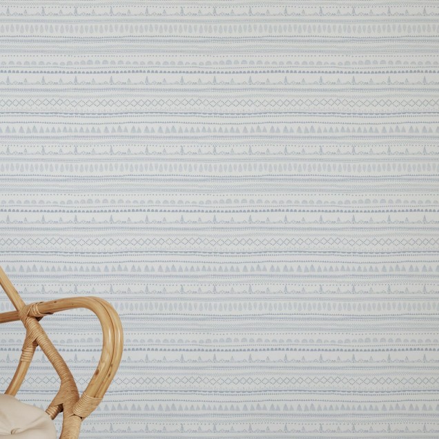 Tapet cu model Nordic Folk, Blueberry Milk, cu dungi subtile si forme geometrice.