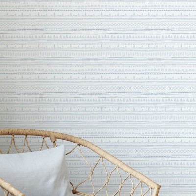 Tapet cu model Nordic Folk, Blueberry Milk, cu dungi subtile si forme geometrice.