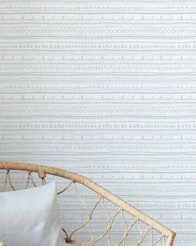 Tapet cu model Nordic Folk, Blueberry Milk, cu dungi subtile si forme geometrice.