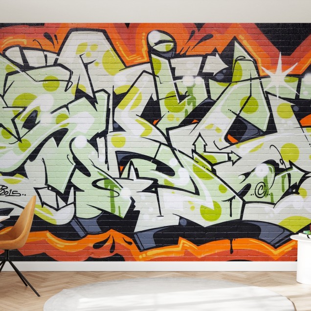 Tapet perete cu design graffiti pe un perete de caramida, in nuante de verde, negru si portocaliu.