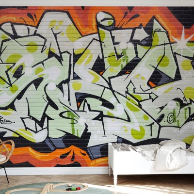 Tapet perete cu design graffiti pe un perete de caramida, in nuante de verde, negru si portocaliu.