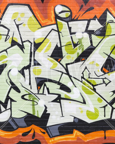 Tapet perete cu design graffiti pe un perete de caramida, in nuante de verde, negru si portocaliu.