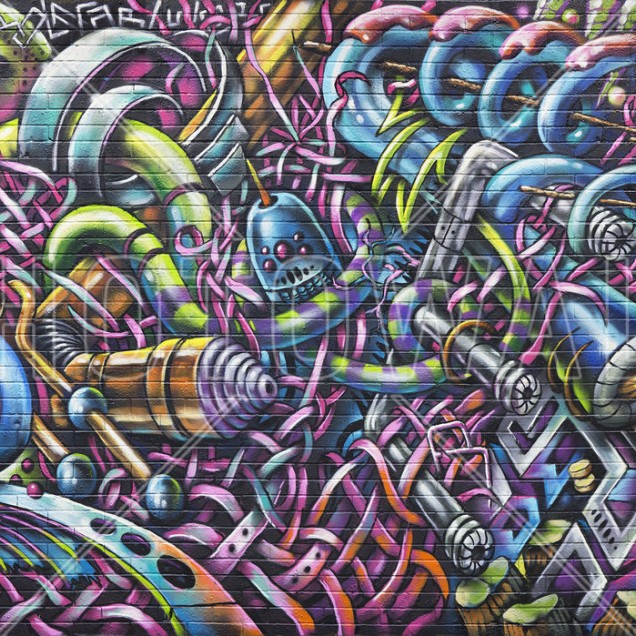 Tapet cu design urban, cu motive grafice colorate, inspirat de arta stradală.