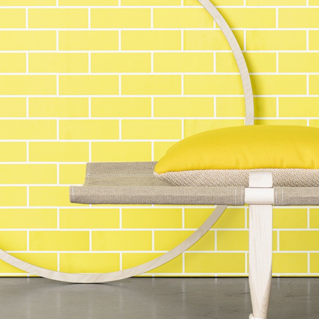 Tegel Yellow tapet cu aspect de cărămidă galbenă, ideal pentru a crea o atmosferă vibrantă și primitoare.