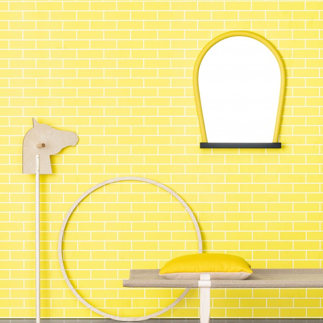 Tegel Yellow tapet cu aspect de cărămidă galbenă, ideal pentru a crea o atmosferă vibrantă și primitoare.