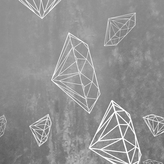 Tapet Lost Diamonds, Black, cu diamante geometrice gri deschis pe un fundal gri închis. Tapetul se află pe un perete din living, în spatele unei canapele gri.