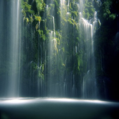Tapet cu cascadă Mossbrae Falls în lumina soarelui