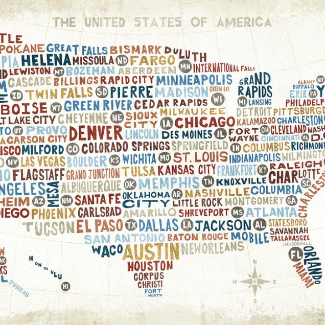 Tapet US City Map, cu harta Statelor Unite ale Americii si numele oraselor principale afisate in stil artistic.
